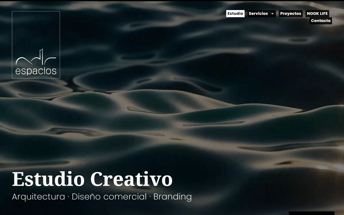 Portada de adcespacios.com: fondo de agua en tonos oscuros y el titular Estudio Creativo